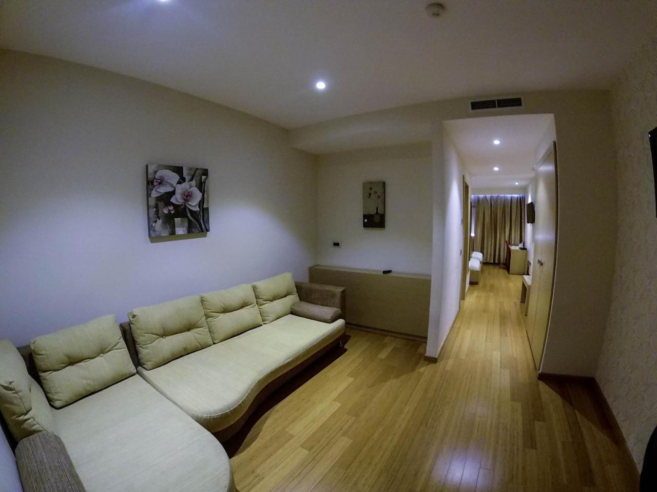 Sky 2 Hotel